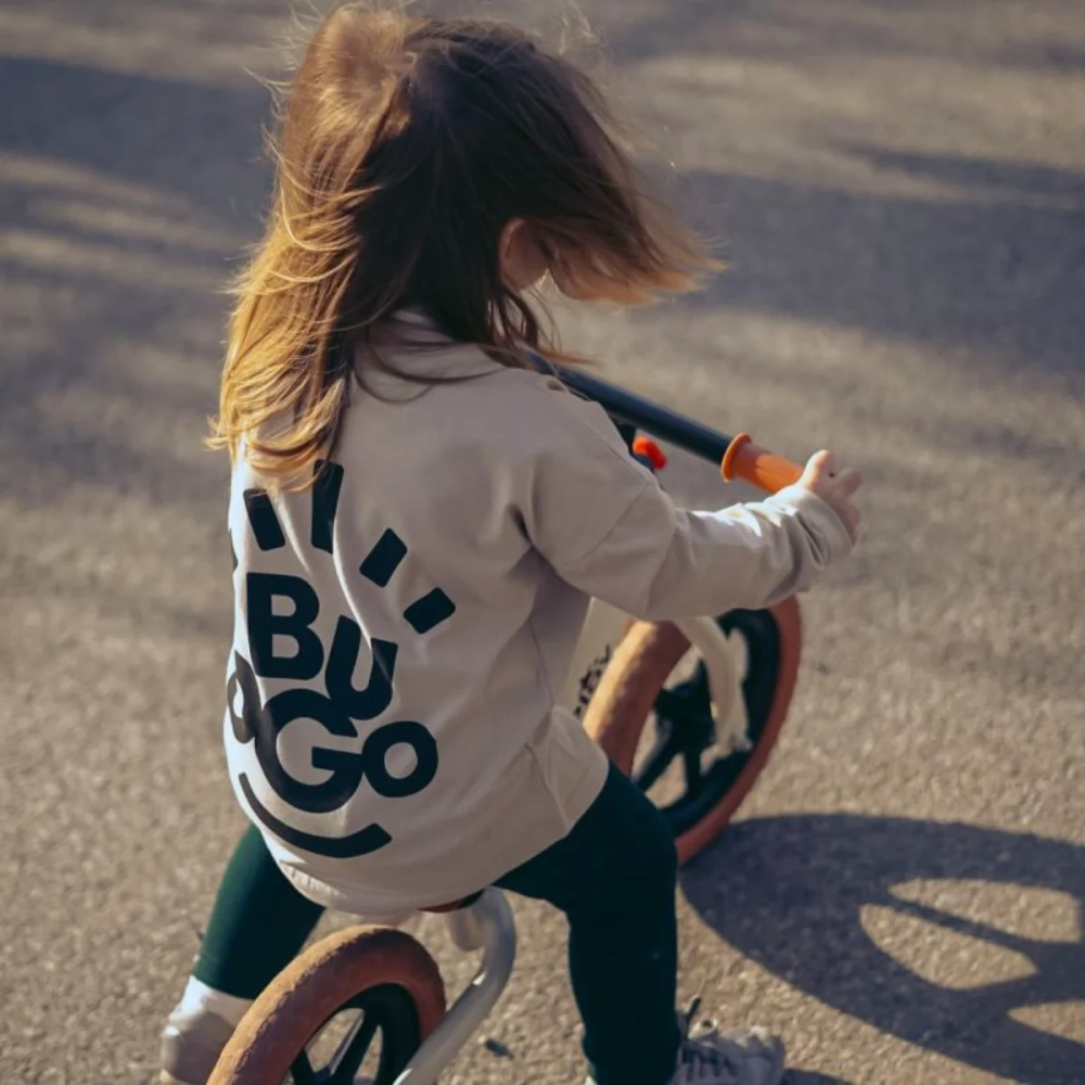 Dziecko w beżowym longsleeve Daylight marki Buogo w ruchu – minimalistyczna moda dziecięca z Polski