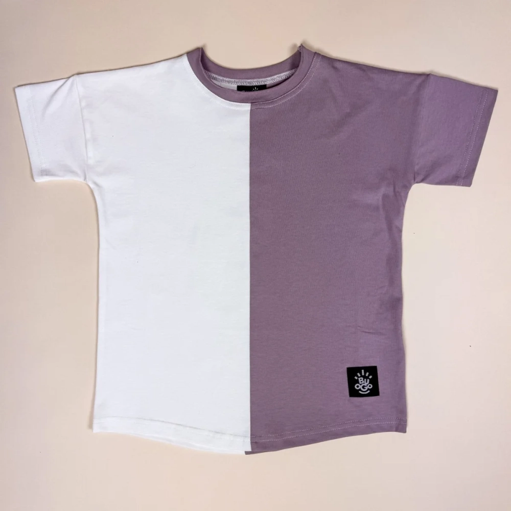 Dwukolorowy t-shirt Moss w dwóch kolorach - kremowy i jagodowy, z subtelną naszywką logo Buogo – idealny dopełnienie dziecięcej garderoby.